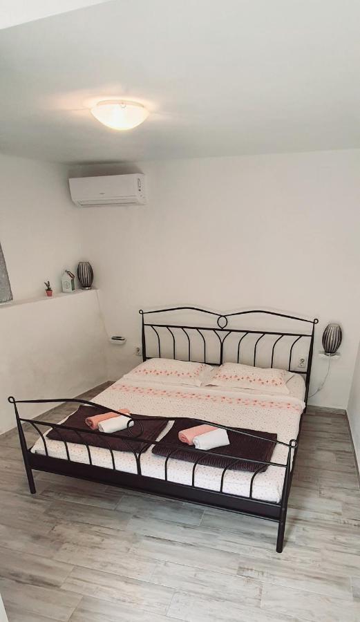 Holiday Home Jakov ビビニェ エクステリア 写真
